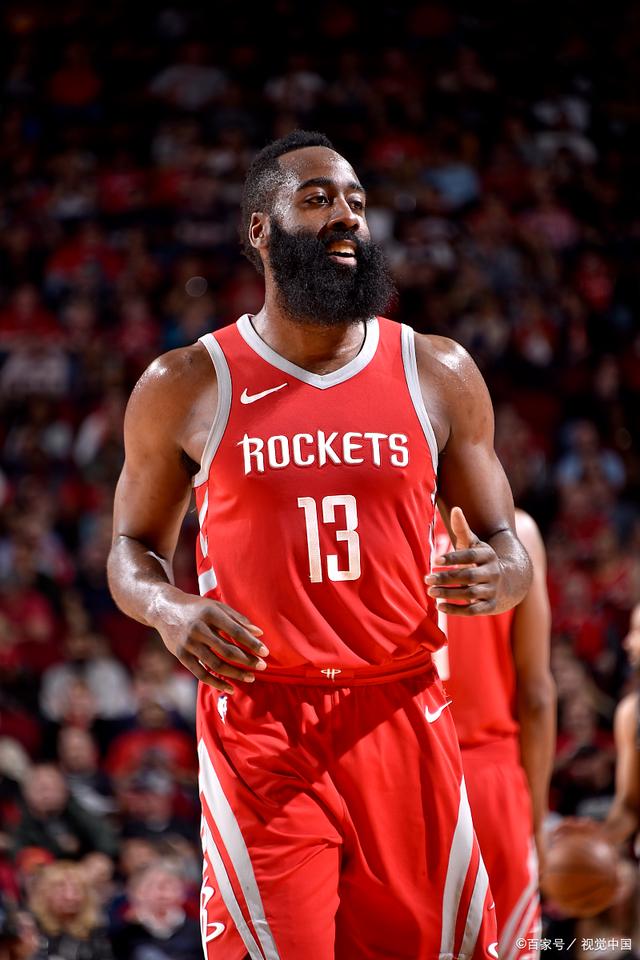 中场核心连续突破防守制造射门机会（中场指挥官连续冲击防线创造射门良机）