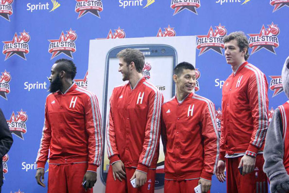 纪念去世的朋友，雅克松的打底衫上写着“安息吧，我的兄弟”（悼念亡友，雅克松穿印有“安息吧，我的兄弟”的打底衫）