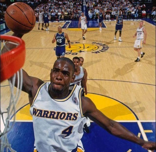 替补球员关键时刻助球队锁胜（替补球员末段发威锁定胜局）