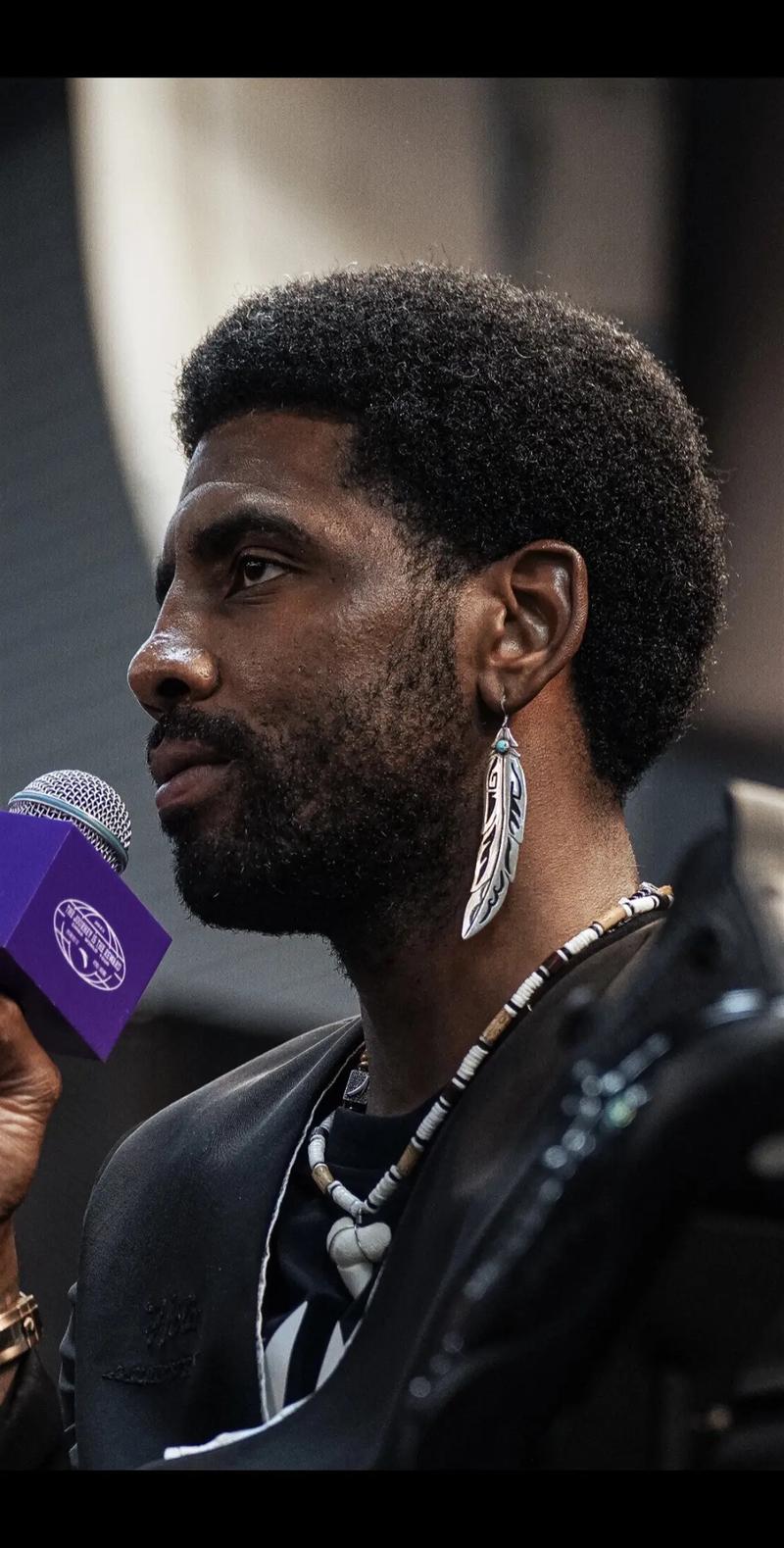 莱万：赛前准备中有很多地方没有做好；比赛场地简直像溜冰场（莱万直言：赛前准备问题不少，场地滑如溜冰场）